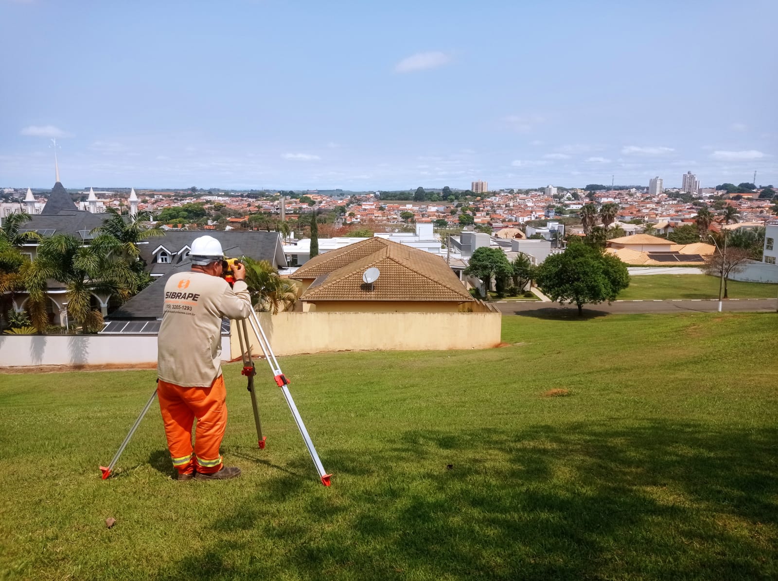 topógrafo fazendo análise do terreno